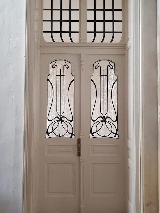 Detail dveřního křídla a kování