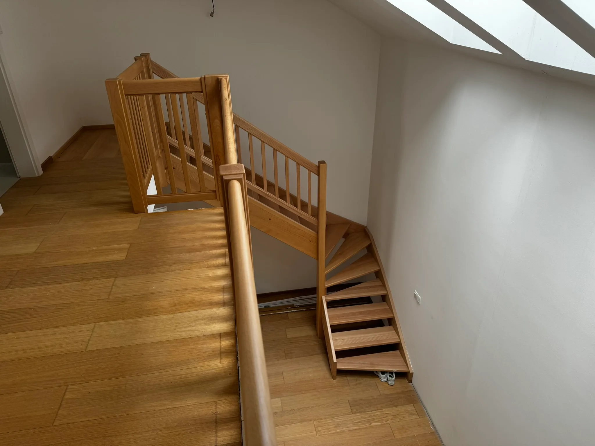 Zadlabané dřevěné schody v rodinném domě