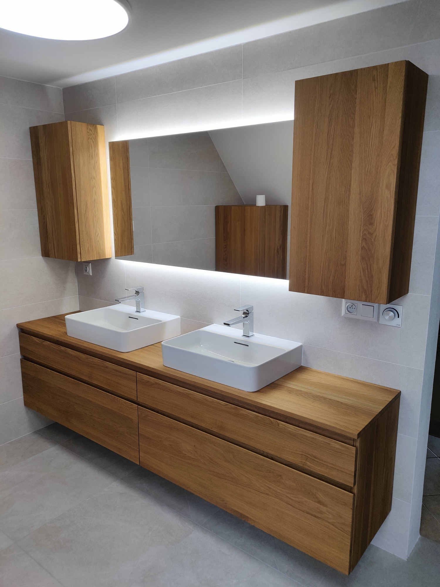 Koupelna s dřevěným nábytkem podle architektonického návrhu