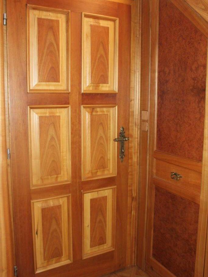 Detail dřevěných dveří