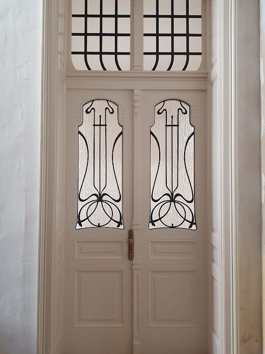 Detail dveřního křídla a kování