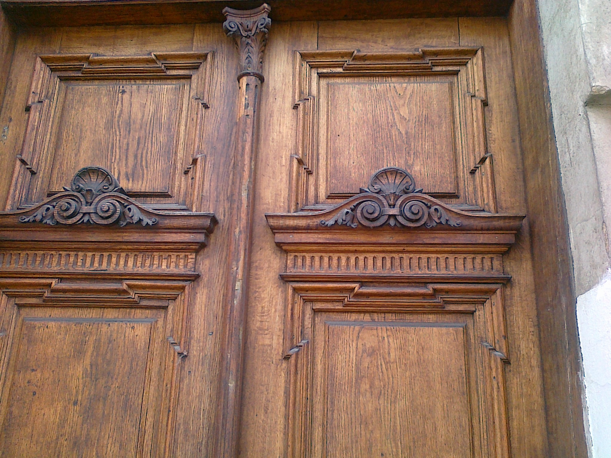 Detail historických dřevěných dveří
